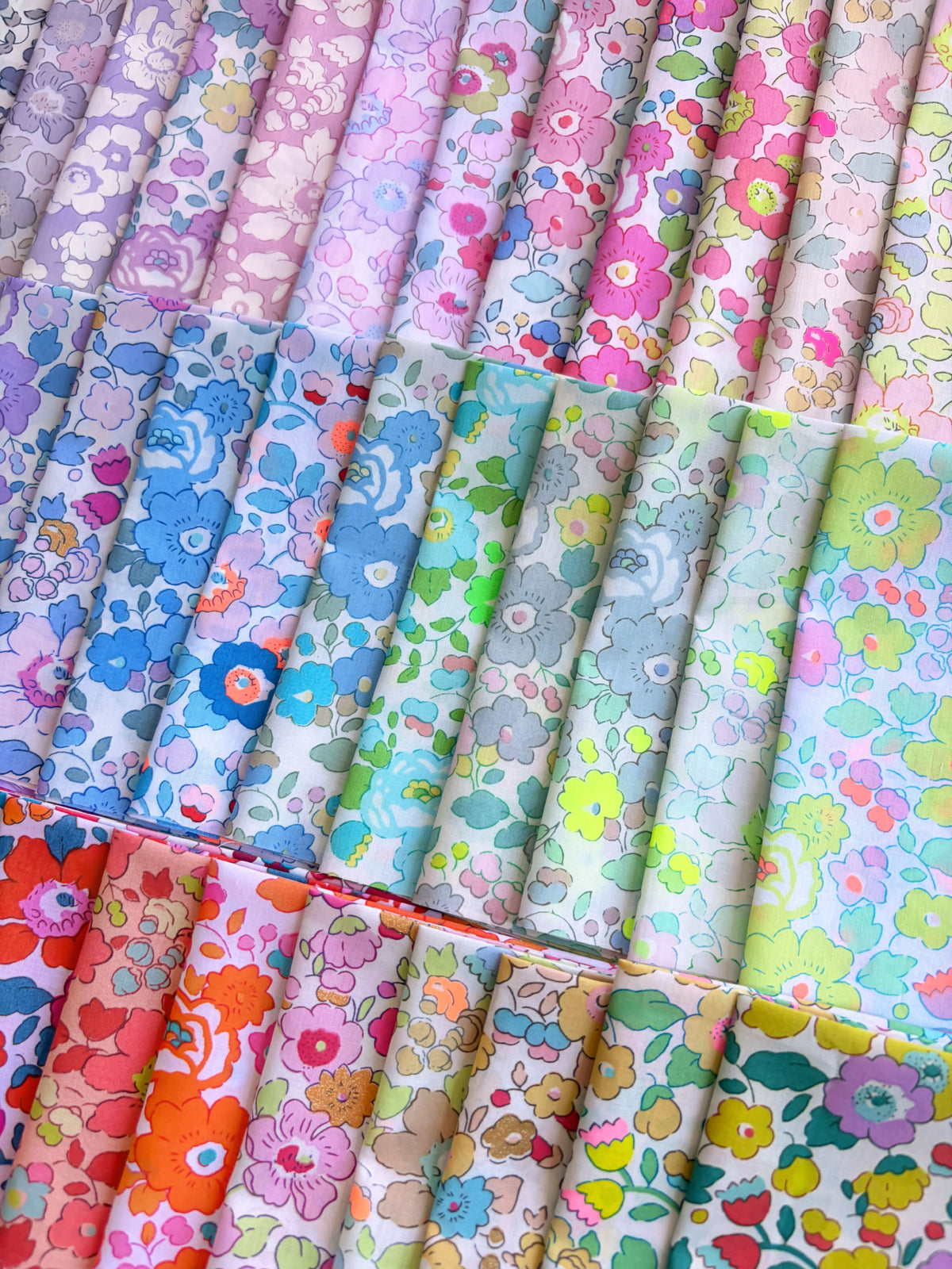 A special collection of 36 rare, discontinued, vintage and bespoke Betsy prints in every colour of the rainbow. The pack includes a variety of highly sought-after bespoke, neon, and metallic glitter fabrics.