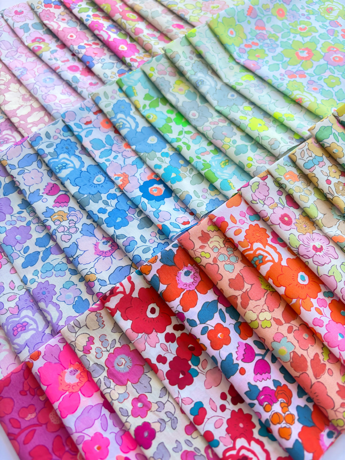 A special collection of 36 rare, discontinued, vintage and bespoke Betsy prints in every colour of the rainbow. The pack includes a variety of highly sought-after bespoke, neon, and metallic glitter fabrics.