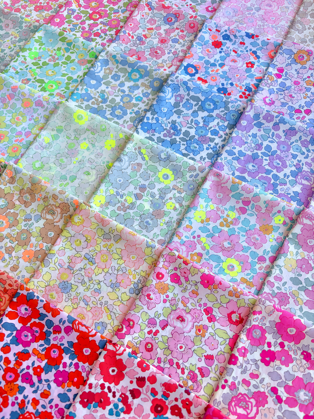 A special collection of 36 rare, discontinued, vintage and bespoke Betsy prints in every colour of the rainbow. The pack includes a variety of highly sought-after bespoke, neon, and metallic glitter fabrics.