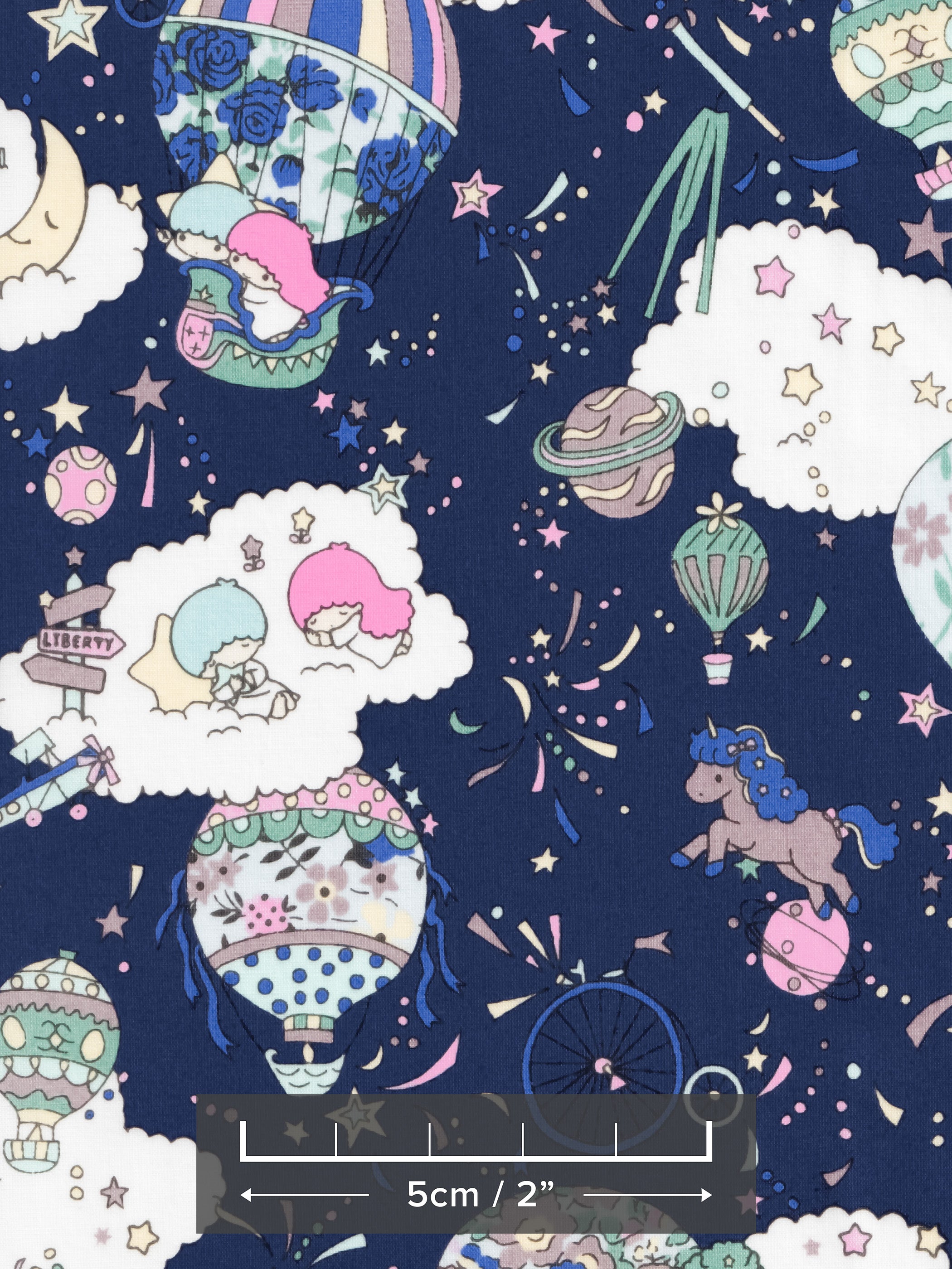 Looking through a telescope reveals a fantastical world of flying cars, hot air balloons, planets, and sparkling stars. "Sky High," created by Liberty's design studio for the 2018 Spring/Summer children's collection, celebrates the wondrous world and scenery seen through the eyes of a young child. In this new design in collaboration with Japanese brand Sanrio, Little Twin Stars explore this fantastical world and weave a dreamlike story.
